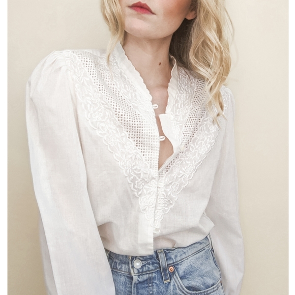 Vintage Tops - 70s White Floral Embroidered Button Down Blouse